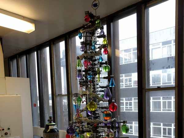 Как сотрудники химических лабораторий наряжают новогоднюю елку (3 фото)