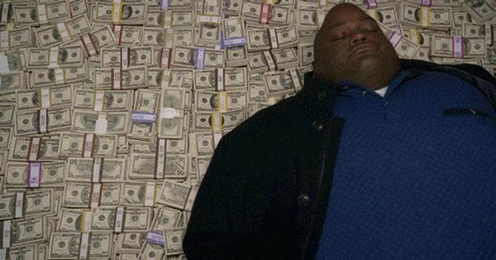 Полиция США обнаружила 20 миллионов долларов, спрятанных в кровати (фото)