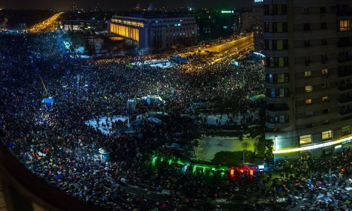 В Румынии протестуют против снятия обвинений с коррумпированных чиновников (7 фото)