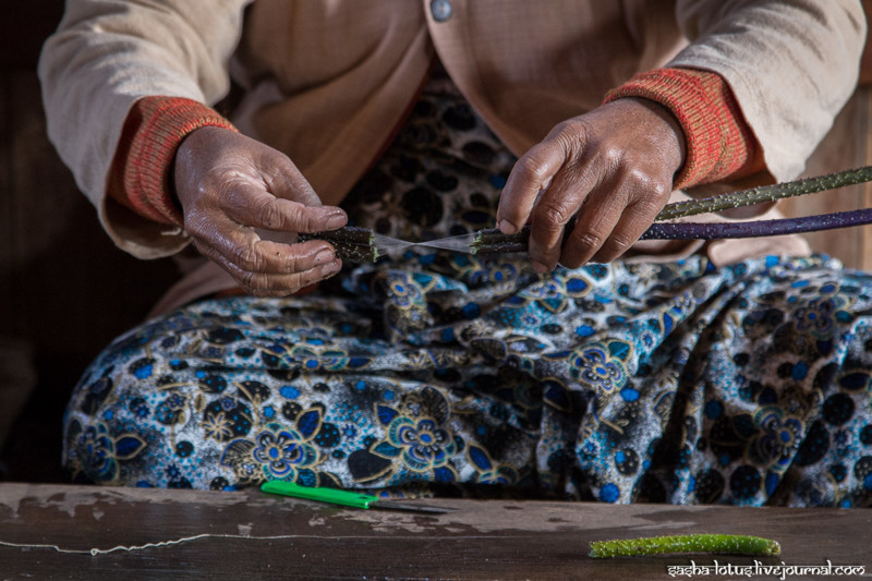 Как в Мьянме создают одни из самых редких и дорогих тканей (12 фото)