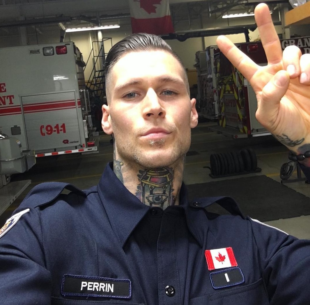 «Тушите меня семеро» — соцсети в восторге от канадского пожарного в плавках (25 фото)