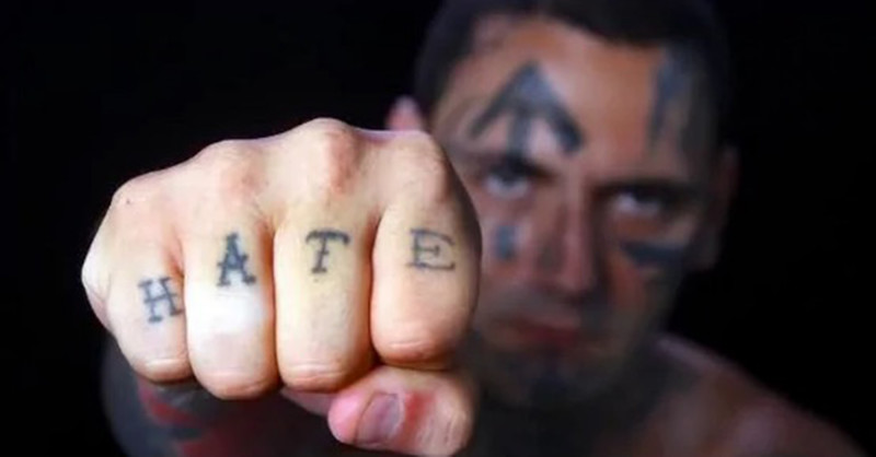25 операций помогли бывшему скинхеду избавиться от татуировок и...ненависти (15 фото)