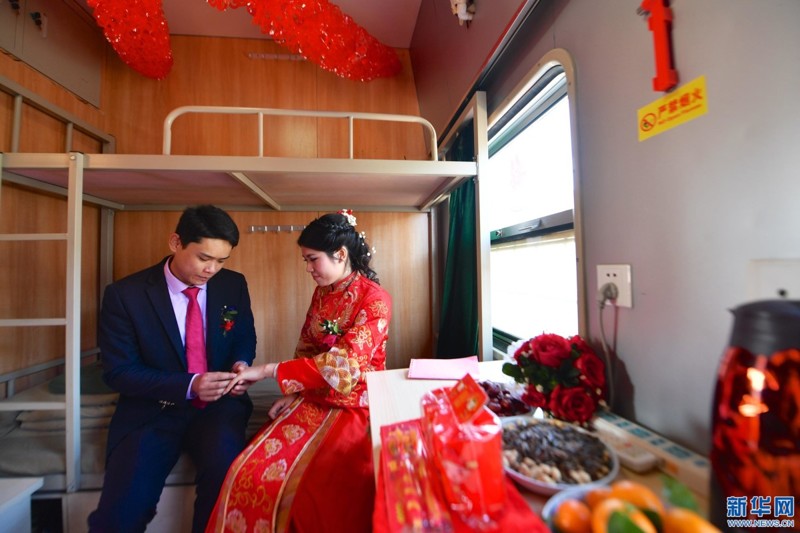Свадьба китайских железнодорожников (6 фото)