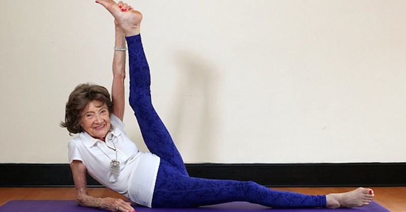 98-летняя Тао Порчон-Линч - старейший в мире инструктор по йоге (5 фото)