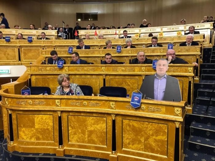 На заседание Заксобрания Ленобласти принесли картонную копию депутата Владимира Петрова (3 фото)