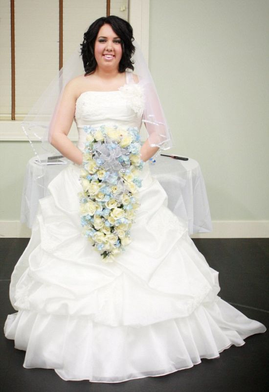 Девушка отпраздновала развод фотосессией с уничтожением свадебного платья (8 фото)