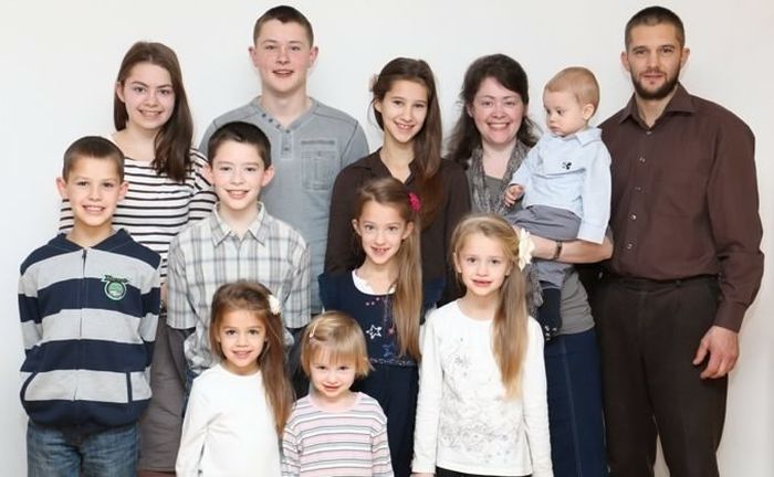 Многодетная семья немецких баптистов, бежавшая в Россию от секс-просвещения, вернулась в Германию (3 фото)