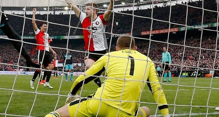Голландский вратарь «забил» гол в свои ворота, пытаясь встать на ноги (3 фото)