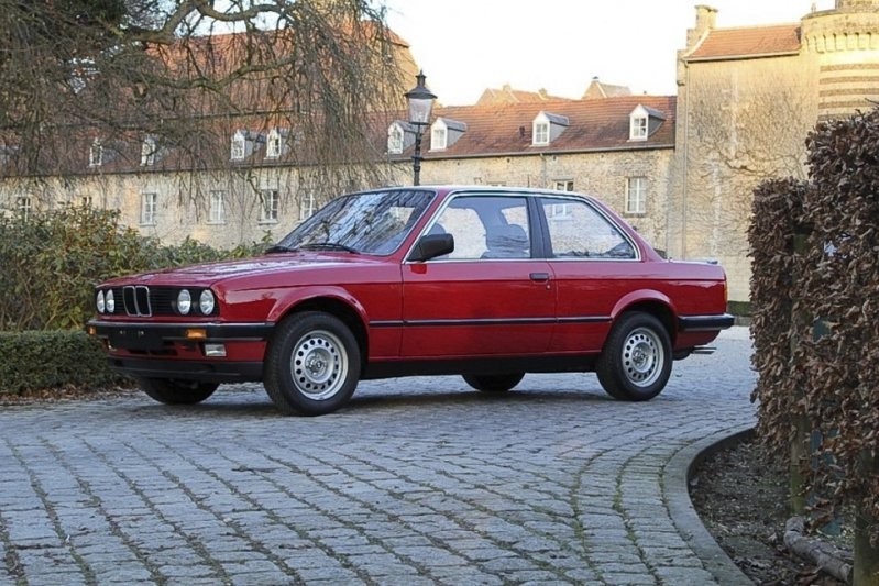 BMW 323i 1985-го года с пробегом 247 километров (20 фото + 1 видео)