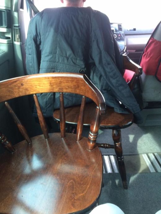 В Казахстане через систему Uber работал фургон с деревянными стульями (2 фото)