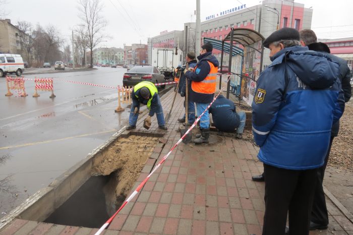 В Ярославле мужчина провалился под асфальт (2 фото + видео)