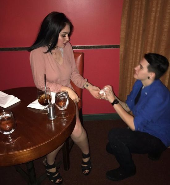 Друзья разыграли фальшивое свадебное предложение, чтобы получить бесплатный десерт в ресторане (5 фото)