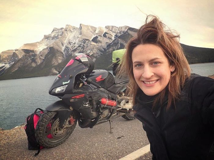 Смелая девушка отправилась в путешествие на мотоцикле (10 фото)
