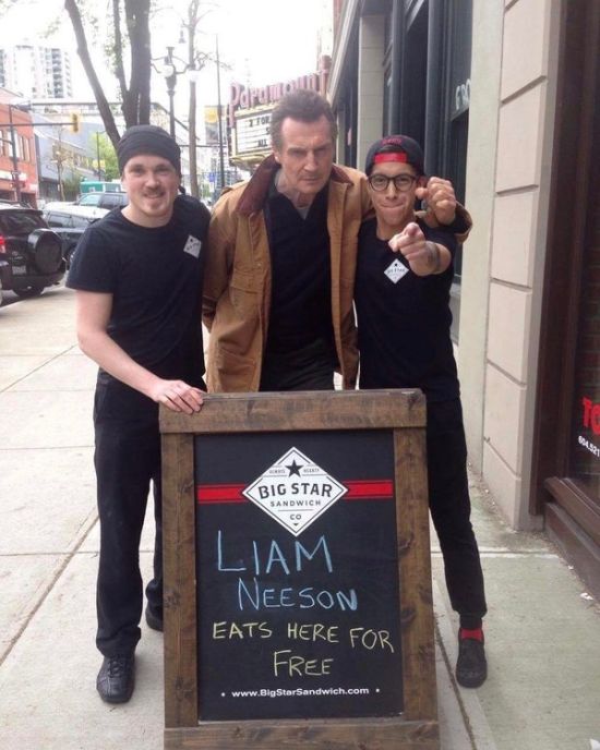 Актер Лиам Нисон пришел в кафе, пообещавшее ему бесплатный сэндвич (2 фото)