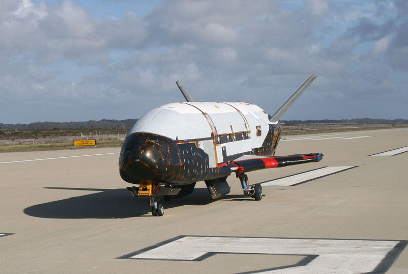 Самолет X-37B ВВС США вернулся на Землю после двухлетней миссии на орбите (2 фото + 1 видео)