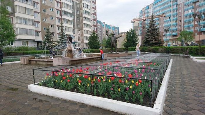 Антивандальные клумбы Красноярска (2 фото)
