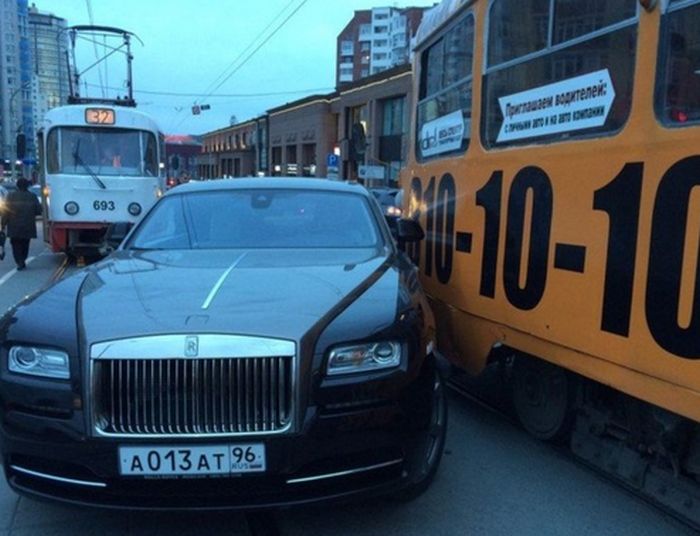 В Екатеринбурге Rolls-Royce, подвозивший Анну Семенович, столкнулся с трамваем (3 фото + видео)
