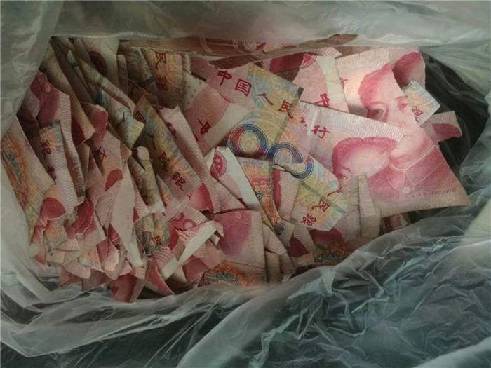 Мальчик превратил 50 000 юаней в пазл (3 фото)