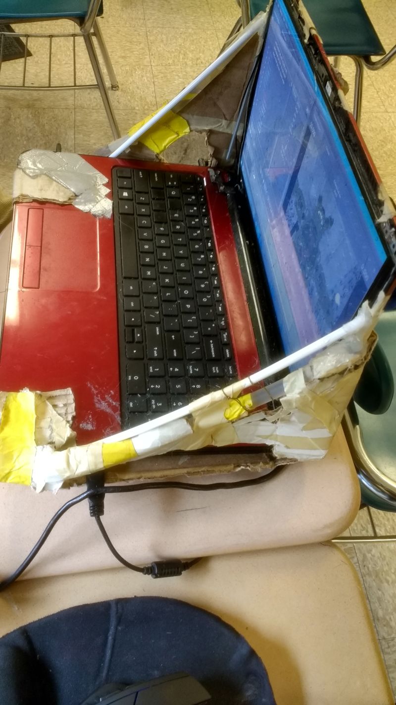 Убитый ноутбук, залатанный картоном, скотчем и трубочками (4 фото)