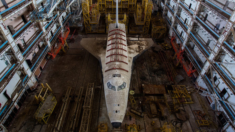 В заброшенных ангарах крупнейшего в мире космодрома Байконур (13 фото)