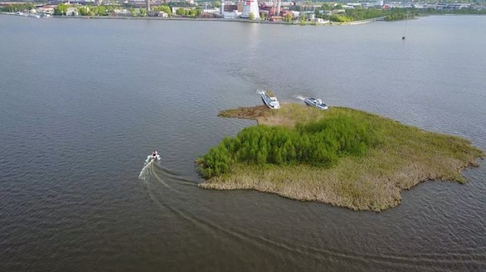В Ижевске появился дрейфующий остров (6 фото)
