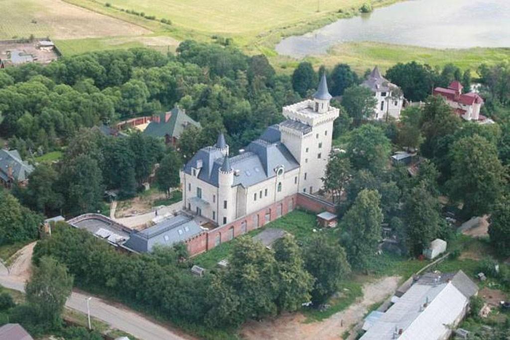 Огромный замок четы Галкин-Пугачева: Максим выложил видео в Сеть