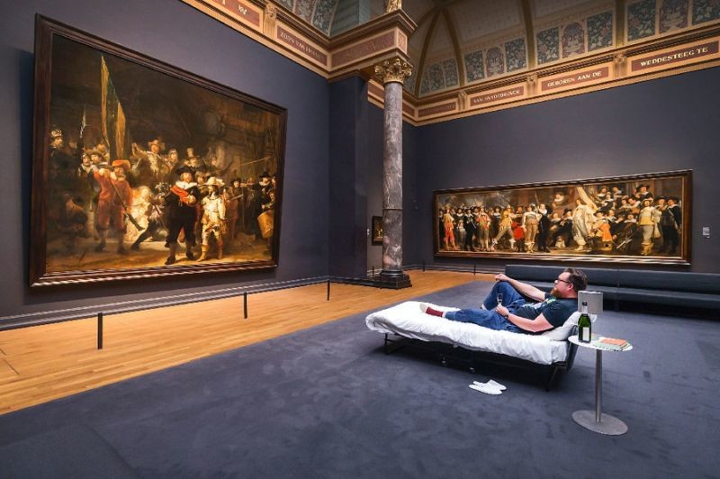 Посетителю музея в Амстердаме разрешили переночевать перед картиной Рембрандта (6 фото + 1 видео)
