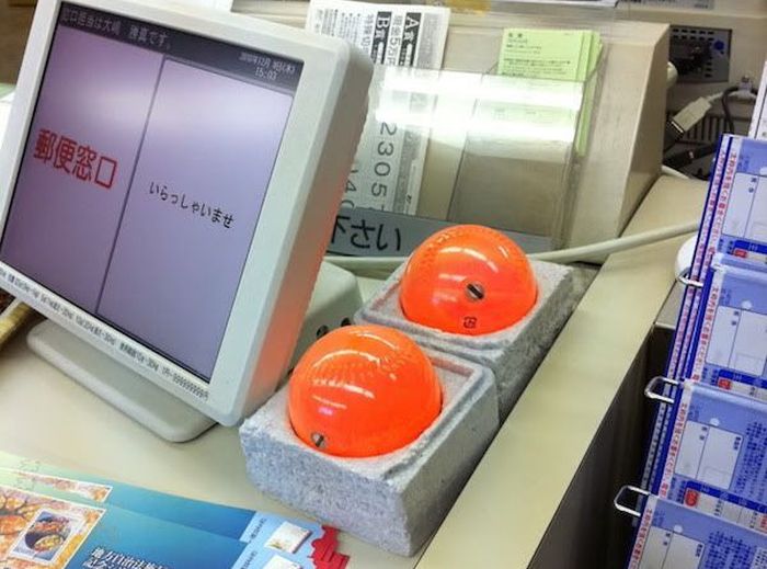 Для чего нужны японским кассирам эти шары? (2 фото)