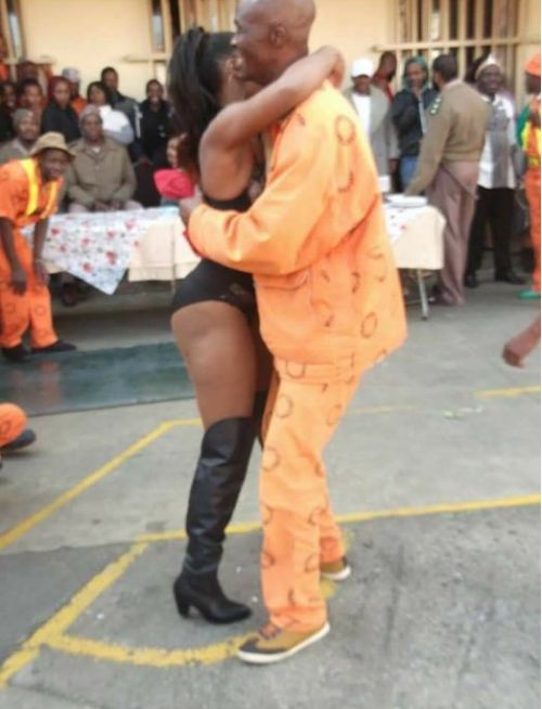 В Йоханнесбурге в тюрьме «Сан-Сити» заключенным устроили стриптиз (2 фото)