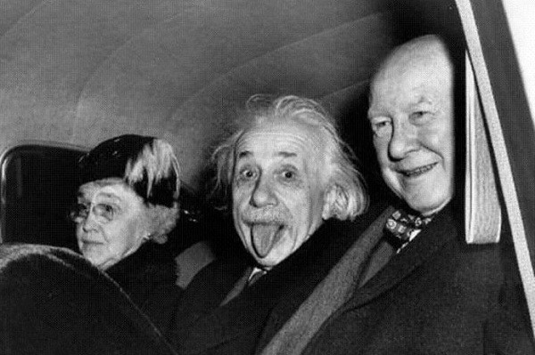 Что скрывается за знаменитой фотографией Альберта Эйнштейна с высунутым языком (2 фото)
