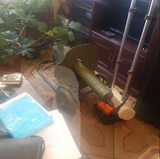 Московский инвалид-колясочник собрал внушительную коллекцию оружия (4 фото)