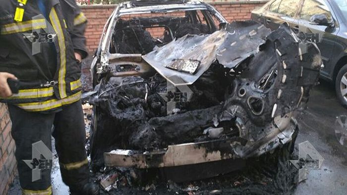 В Москве сгорел элитный автомобиль Mercedes-Benz (2 фото)