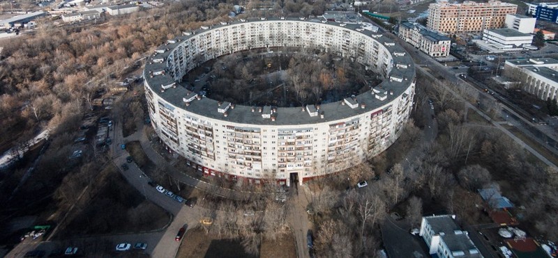 Как устроена жизнь в круглом доме на улице Довженко в Москве (14 фото)