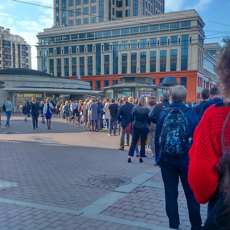 В российское метро не попасть - километровая очередь (3 фото)