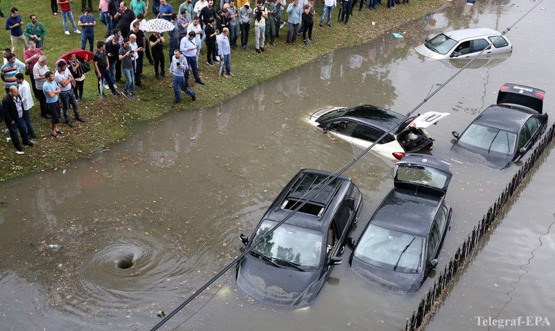 Стамбул серьезно затопило и создало большие проблемы для местных автомобилистов (9 фото)