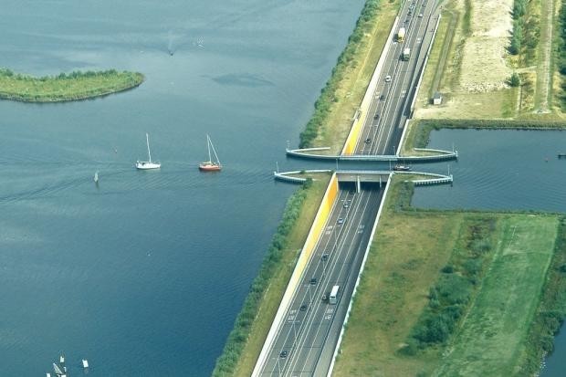 В Голландии построили водный мост, который ломает все законы физики (5 фото)