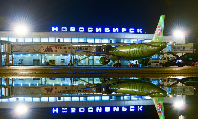 Самолёт из Новосибирска экстренно сел в Екатеринбурге из-за плохого самочувствия ребенка (2 фото)