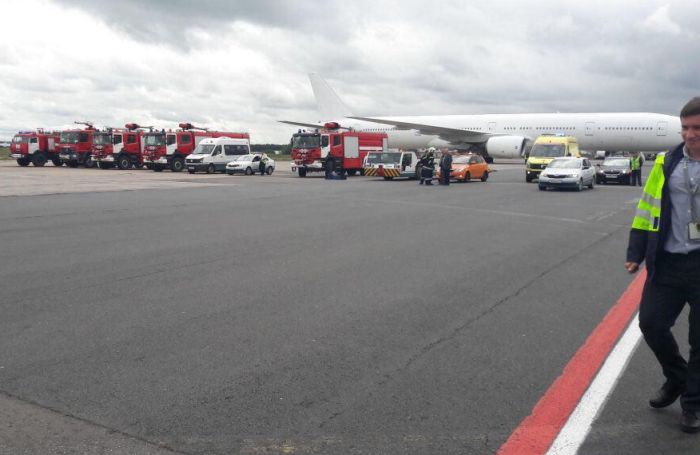 В аэропорту «Домодедово» самолет увяз в битуме (2 фото)