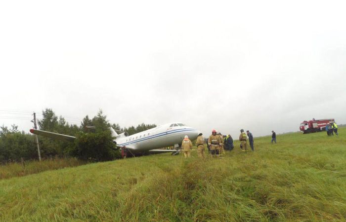 В аэропорту «Раменское» самолет ЯК-40 выкатился за пределы взлетно-посадочной полосы (2 фото)