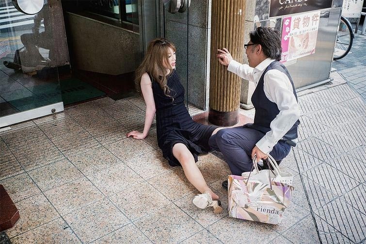 Пьяный Токио: фотограф снимает японских пьяниц, спящих прямо на улицах города (19 фото)