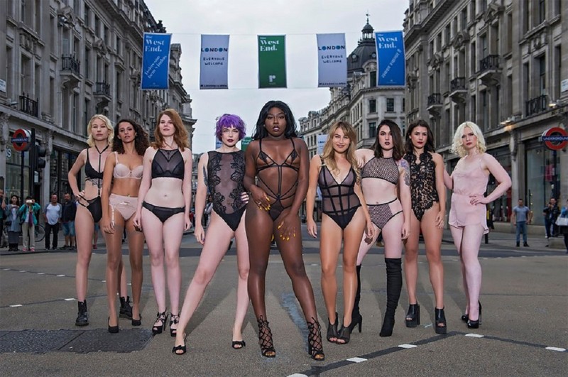 Полуголые девушки в центре Лондона призывали не стесняться своего тела (6 фото)