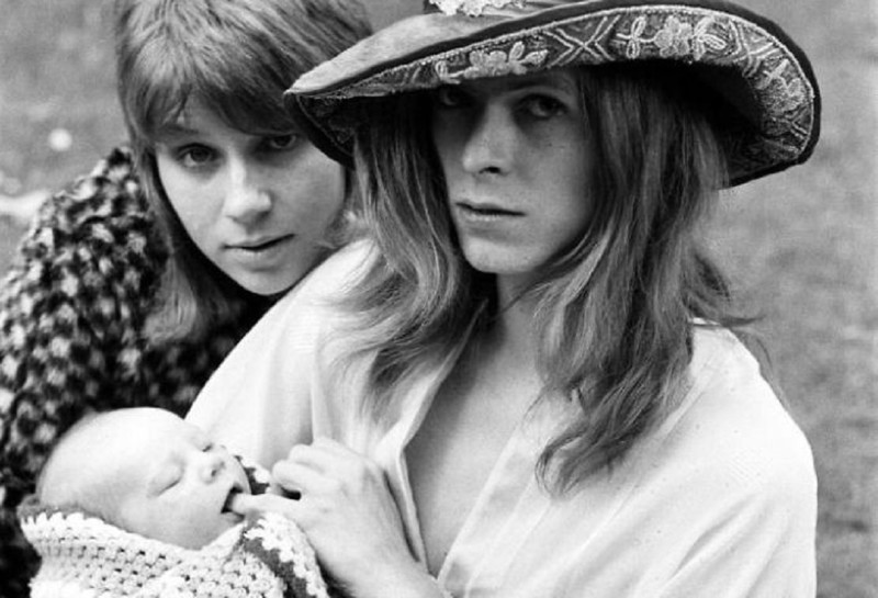Редкие фотографии Дэвида Боуи на прогулке с бывшей супругой и сыном Зоуи в 1971 году (8 фото)