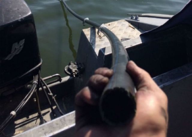 Украинские пограничники обнаружили подводный спиртопровод из Молдовы (3 фото)