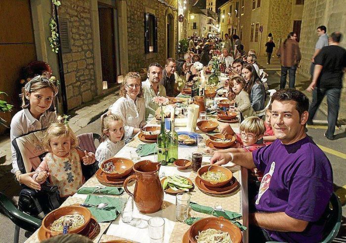 Ежегодный ужин на 20 тысяч персон в испанской деревушке (7 фото)
