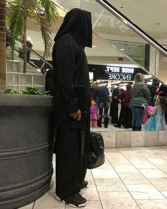Неудачный костюм на Хэллоуин вызвал панику среди посетителей торгового центра в США (4 фото)