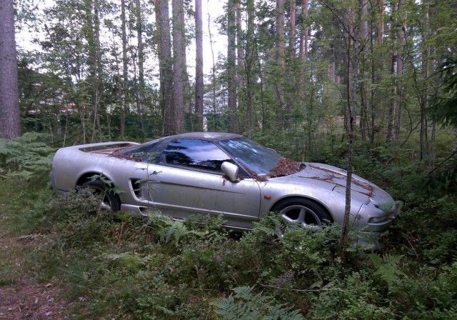 В лесополосе под Санкт-Петербургом найден брошенный спорткар Honda NSX (5 фото)