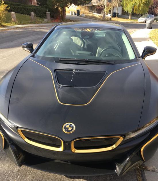 Американец пообещал 10 тысяч долларов тому, кто назовет человека, разбившего его спорткар BMW i8 (4 фото)