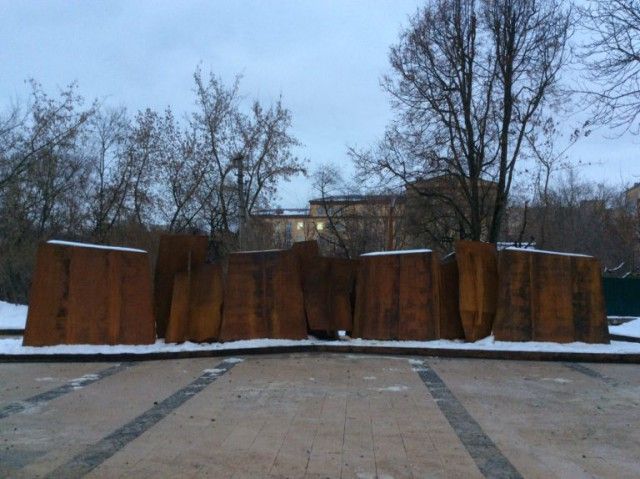 В Смоленске появился ржавый мемориальный комплекс в честь победы в Великой Отечественной войне (6 фото)