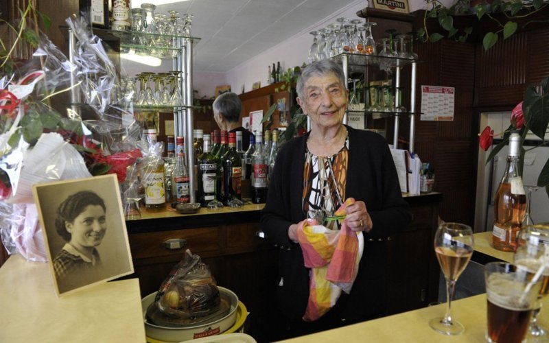 Никаких фруктов и молока. 100-летняя барменша из Франции раскрыла секреты долгой жизни (5 фото)