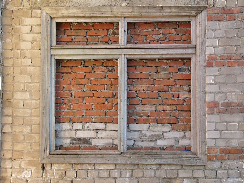 В Якутии суд заставил многодетную семью замуровать окна в доме (3 фото)